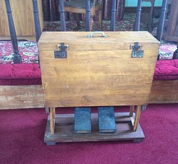 The travelling harmonium ready for use